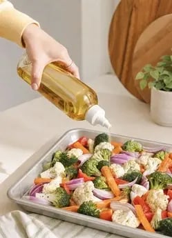 Catania-Oils_Squeeze_Lifestyle_750mL_Clear_RoastVeg_v2