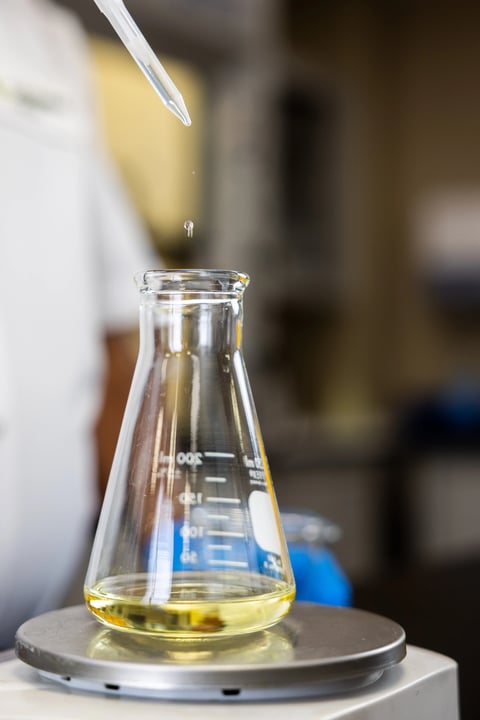 Lab_oil_drop_midair (1)