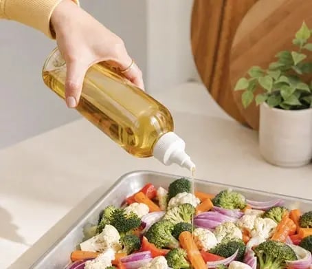 Squeeze_Lifestyle_750mL_Clear_RoastVeg_v2_partner-section
